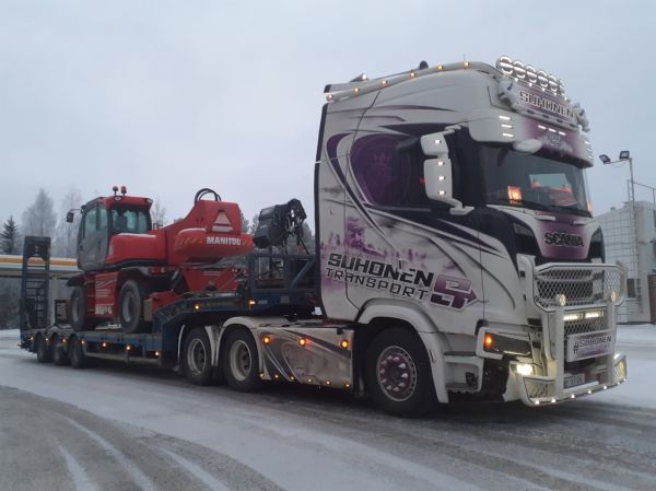 Suhonen Transportin Scania 650S
Suhonen Transport Oy:n Scania 650S lavettiyhdistelmä.
Avainsanat: Suhonen Scania 650S ST1 Hirvaskangas