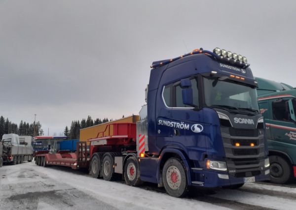 Sundströmin Scania 770S
Sundström Ab Oy:n Scania 770S lavettiyhdistelmä.
Avainsanat: Sundström Scania 770S ABC Hirvaskangas