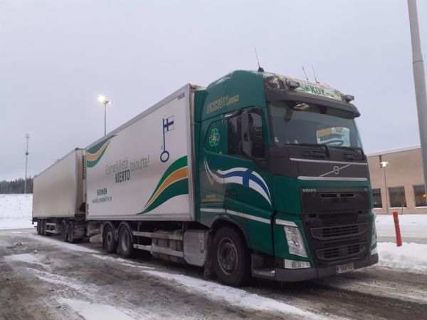 Suomen kasviöljykierrätyksen Volvo FH500
Suomen kasviöljykierrätys Oy:n Volvo FH500 täysperävaunuyhdistelmä.
Avainsanat: Suomen-kasviöljykierrätys Volvo FH500 Shell Hirvaskangas SKKOY 10