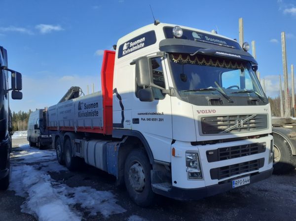 Suomen Kivivalmisteen Volvo FM480
Suomen Kivivalmiste Oy:n nosturilla varustettu Volvo FM480.
Avainsanat: Kivivalmiste Volvo FM480 Hirvaskangas