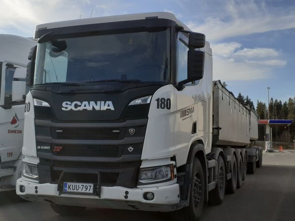 Suomen Maa-autojen Scania R590 XT
Suomen Maa-autot Oy:n Scania R590 XT sorayhdistelmä.
Avainsanat: SMA Suomen Maa-autot Scania R590XT ABC Hirvaskangas 180