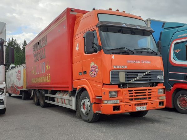 Suomen Tivolin Volvo FH12
Suomen Tivolin Volvo FH12 täysperävaunuyhdistelmä.
Avainsanat: Suomen Tivoli Volvo FH12 4 ABC Hirvaskangas