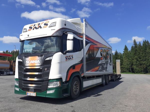 Suomen kaapelikaivu ja suuntaporauksen Scania
Suomen kaapelikaivu ja suuntaporauksen Scania täysperävaunuyhdistelmä.
Avainsanat: SKKS Scania ABC Hirvaskangas