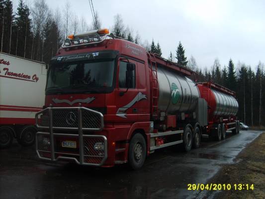 J Suontakasen MB 2550 Actros
J Suontakanen Ky:n MB 2550 Actros säiliöyhdistelmä.
Avainsanat: MB 2550 Actros Suontakanen Movere