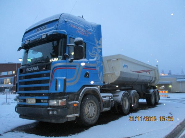 I Suorannan Scania 164
Keski-Suomen Kuljetuksen ajossa oleva I Suoranta Oy:n Scania 164 sorapuolikas.
Avainsanat: KSK Suoranta Scania 164 Ismo