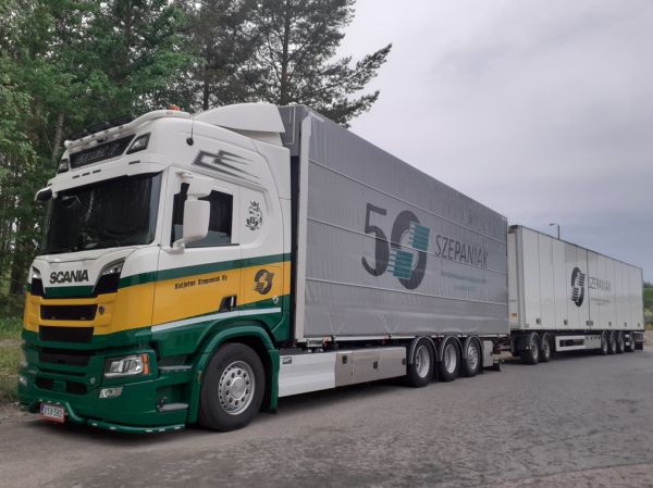 Kuljetus Szepaniakin Scania R660
Kuljetus Szepaniak Oy:n Scania R660 täysperävaunuyhdistelmä.
Avainsanat: Szepaniak Scania R660 Shell Hirvaskangas