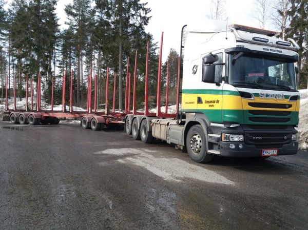 Szepaniakin Scania R730 
Szepaniak Oy:n Scania R730 puutavarayhdistelmä. 
Avainsanat: Szepaniak Scania R730