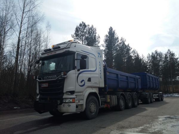 TR Kuljetuksen Scania R730
TR Kuljetus Oy:n Scania R730 sorayhdistelmä.
Avainsanat: TR-Kuljetus Scania R730 Shell Hirvaskangas