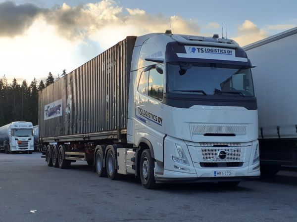 TS Logisticsin Volvo FH500
TS Logistics Oy:n Volvo FH500 puoliperävaunuyhdistelmä.
Avainsanat: TS Logistics Volvo FH500 ABC Hirvaskangas