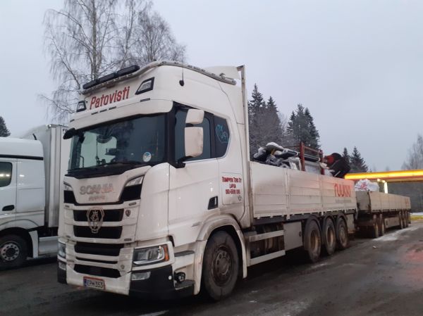 T Dumpperin Scania R650
T Dumpperi Oy:n nosturilla varustettu Scania R650 täysperävaunuyhdistelmä.
Avainsanat: Dumpperi Patovisti Ruukki Scania R650 Shell Hirvaskangas