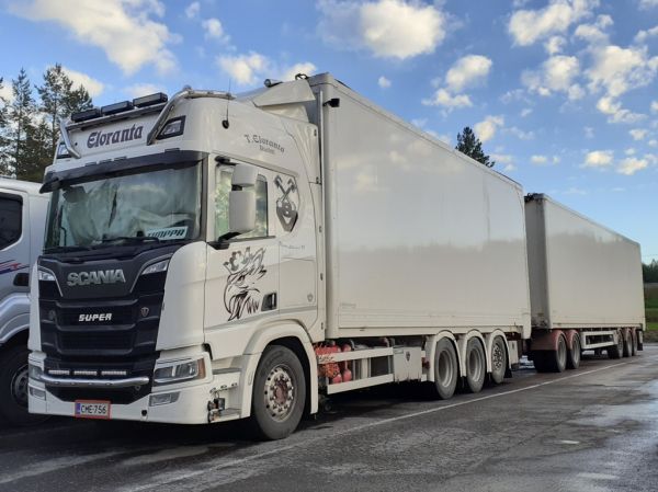 T Elorannan Scania R650
T Elorannan Scania R650 täysperävaunuyhdistelmä.
Avainsanat: Eloranta Scania R650 Shell Hirvaskangas Timppa