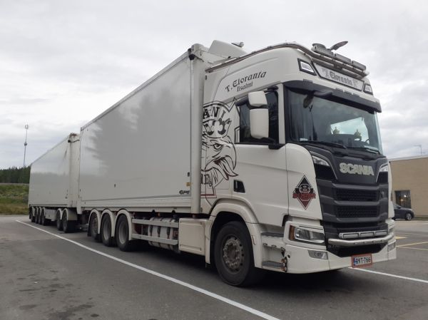 T Elorannan Scania R770
T Elorannan Scania R770 hakeyhdistelmä.
Avainsanat: Eloranta Scania R770 Shell Hirvaskangas