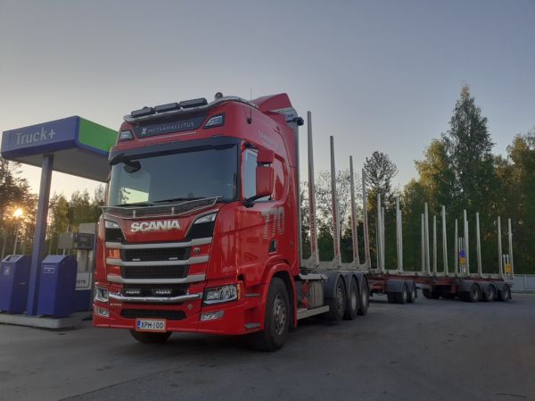 T Kempin Scania R770
T Kemppi Ky:n Scania R770 puutavarayhdistelmä.
Avainsanat: Kemppi Scania R770