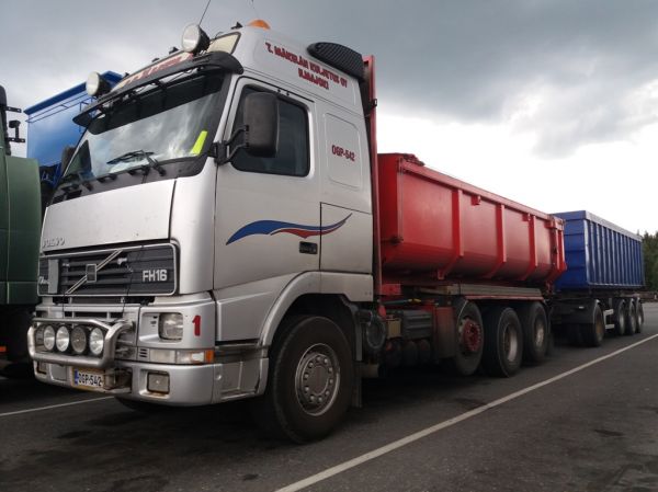 T Mäkelän Kuljetuksen Volvo FH16
T Mäkelän Kuljetus Oy:n Volvo FH16 täysperävaunuyhdistelmä.
Avainsanat: T-Mäkelä Volvo FH16 ABC Hirvaskangas