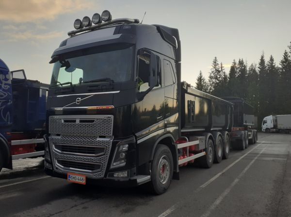 T Pahkakankaan Volvo FH16
T Pahkakankaan Volvo FH16 sorayhdistelmä.
Avainsanat: Pahkakangas Volvo FH16 ABC Hirvaskangas