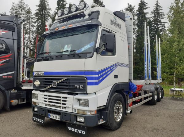 T Roposen Volvo FH12
T Roponen Oy:n Volvo FH12 puutavara-auto.
Avainsanat: Roponen Volvo FH12 Jämsä Tahko25