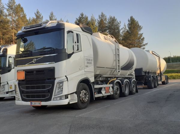 T Rusin Volvo FH500
T Rusi Oy:n Volvo FH500 säiliöyhdistelmä.
Avainsanat: Rusi Volvo FH500 Shell Hirvaskangas