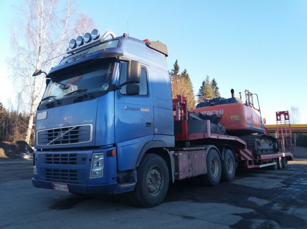 T Saaren Volvo FH12
T Saaren Volvo FH12 lavettiyhdistelmä.
Avainsanat: Saari Volvo FH12 Shell Hirvaskangas