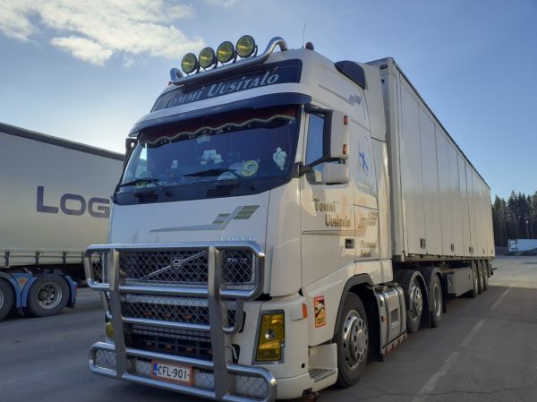 T Uusitalon Volvo FH12
T Uusitalon Volvo FH12 puoliperävaunuyhdistelmä.
Avainsanat: Uusitalo Volvo FH12 ABC Hirvaskangas