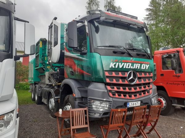T ja J Kiviojan MB Arocs
T ja J Kivioja Oy:n MB Arocs ajohakkuri.
Avainsanat: Kivioja MB Arocs Perho25