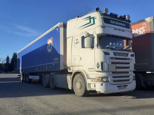 Tähtiurakoinnin Scania
Tähtiurakointi Ky:n Scania puoliperävaunuyhdistelmä.
Avainsanat: Tähtiurakointi Scania ABC Hirvaskangas
