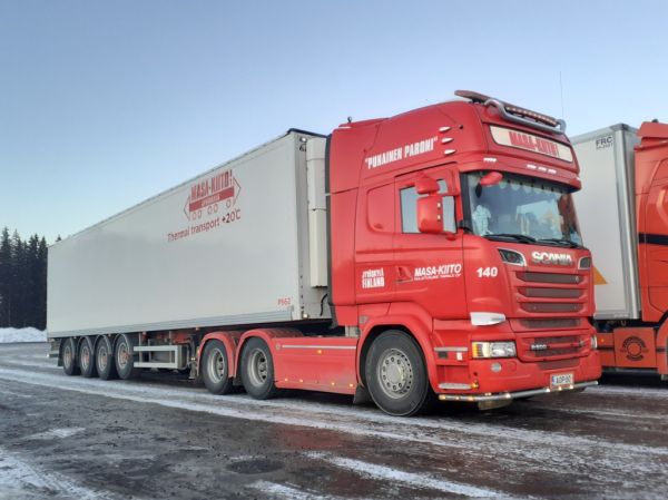 Masa-Kiidon Scania R500
Masa-Kiito Oy:n Scania R500 "Punainen Paroni" puoliperävaunuyhdistelmä.
Avainsanat: Masa-Kiito Taipale Scania R500 Punainen Paroni ABC Hirvaskangas 140
