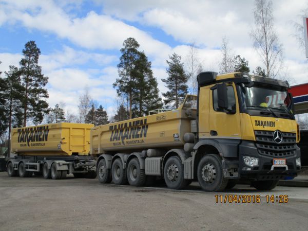 Takanen MR Oy:n MB 4458 Arocs
Takanen MR Oy:n MB 4458 Arocs sorayhdistelmä 372 tankkaamassa Äänekosken kuorma-autokeskuksen pihassa.
Avainsanat: Takanen MB 4458 Arocs 372