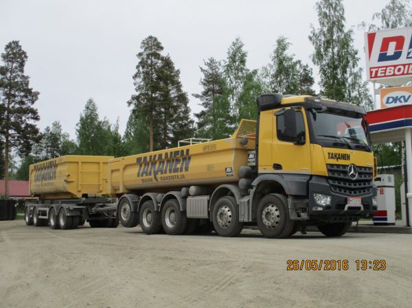 Takanen MR Oy:n MB 4458 Arocs 
Takanen MR Oy:n MB 4458 Arocs sorayhdistelmä 373 tankkaamassa Äänekosken kuorma-autokeskuksen pihassa.
Avainsanat: Takanen MB 4458 Arocs 373