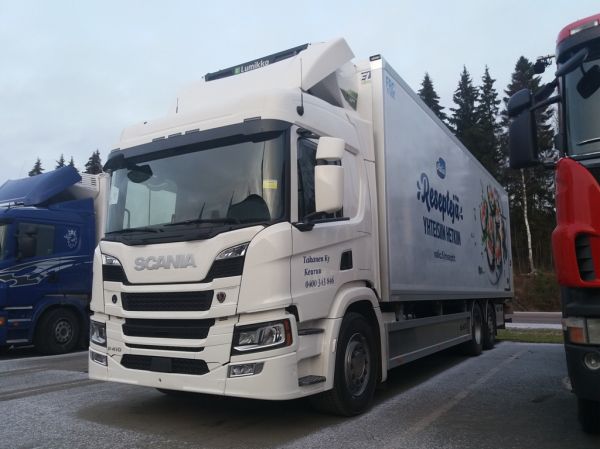 Takasen Scania P410
Takanen Ky:n Scania P410 maitoauto.
Keywords: Valio Takanen Scania P410