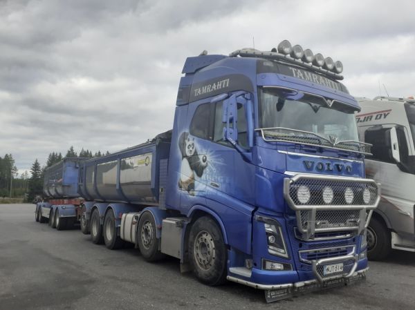 Tamrahdin Volvo FH
Tamrahti Oy:n Volvo FH "Kung Fu Panda" sorayhdistelmä.
Avainsanat: Tamrahti Volvo FH Kung Fu Panda ABC Hirvaskangas