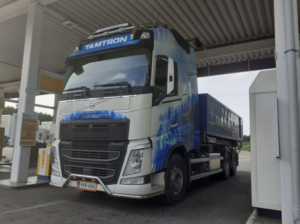 Tamtronin Volvo FH
Tamtronin Volvo FH kuorma-auto.
Avainsanat: Tamtron Volvo FH Shell Hirvaskangas