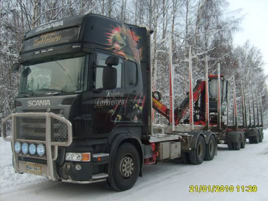Kuljetus Tarkiaisen Scania R620 
Kuljetus Tarkiaisen Scania R620 puutavarayhdistelmä.
Avainsanat: Tarkiainen Scania R620
