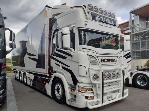 MJM-Kuljetuksen Scania R560
MJM Kuljetus Oy:n Scania R560 hakeauto.
Avainsanat: Tarkkala MJM-Kuljetus Scania R560 Himos23