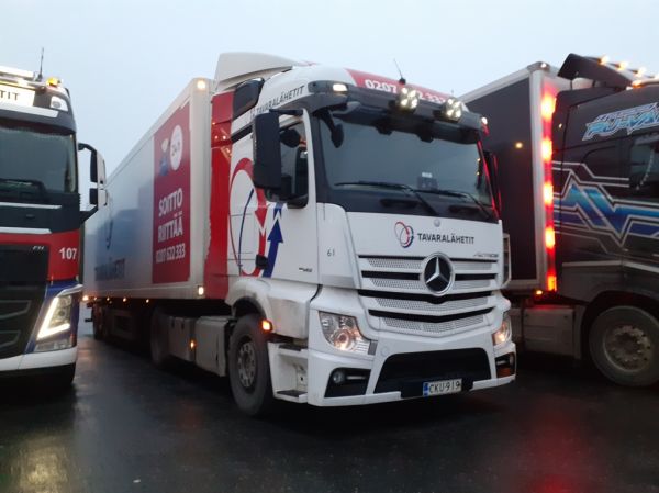 Tavaralähettien MB 1845 Actros
Tavaralähettien MB 1845 Actros puoliperävaunuyhdistelmä.
Avainsanat: Tavaralähetit MB 1845 Actros 61 ABC Hirvaskangas