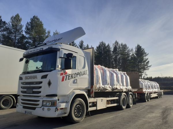 Klikkaa kuvaa nähdäksesi se täysikokoisena
==============
Tekopoikien Scania
Tekopojat Oy:n Scania täysperävaunuyhdistelmä.
Avainsanat: Tekopojat Scania ST1 Hirvaskangas Tekopoikien Scania
Tekopojat Oy:n Scania täysperävaunuyhdistelmä.
Avainsanat: Tekopojat Scania ST1 Hirvaskangas