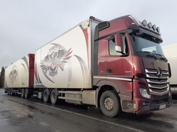 Tekosin MB 2853 Actros
Tekos Oy:n MB 2853 Actros täysperävaunuyhdistelmä.
Avainsanat: Tekos MB 2853 Actros ABC Hirvaskangas
