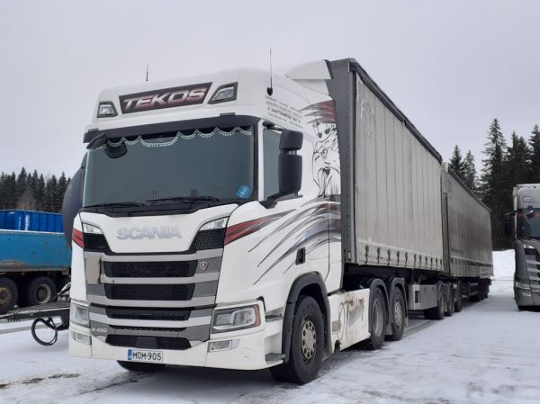 Tekosin Scania R450
Tekos Oy:n Scania R450 b-juna.
Avainsanat: Tekos Scania R450 ABC Hirvaskangas B-Juna