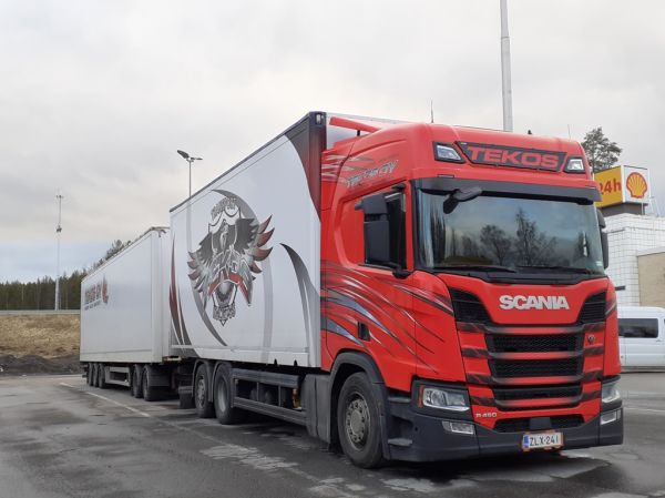 Tekosin Scania R450
Tekos Oy:n Scania R450 täysperävaunuyhdistelmä.
Avainsanat: Tekos Scania R450 Shell Hirvaskangas