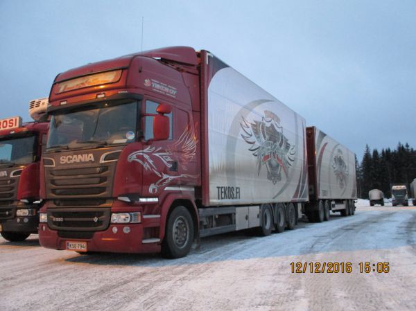 Tekosin Scania R580 
Tekos Oy:n Scania R580 täysperävaunuyhdistelmä. 
Avainsanat: Tekos Scania R580 ABC Hirvaskangas