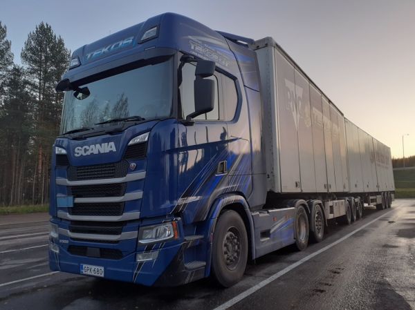 Tekosin Scania S500
Tekos Oy:n Scania S500 b-juna.
Avainsanat: Tekos Scania S500 Shell Hirvaskangas B-Juna