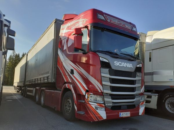 Tekosin Scania S500
Tekos Oy:n Scania S500 b-juna.
Avainsanat: Tekos Scania S500 ABC Hirvaskangas B-Juna