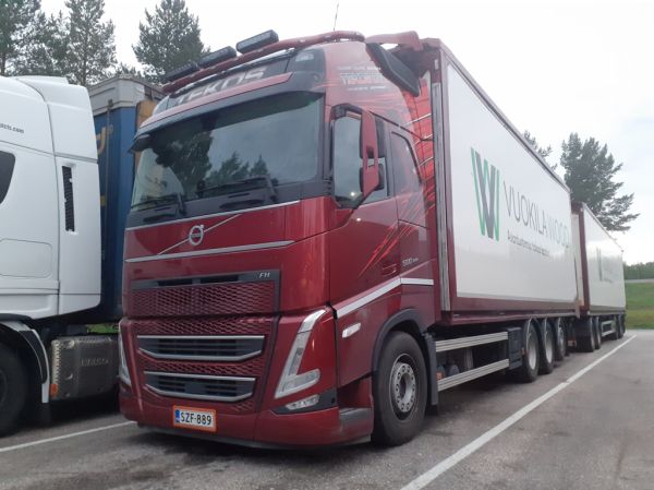 Tekosin Volvo FH500
Tekos Oy:n Volvo FH500 täysperävaunuyhdistelmä.
Avainsanat: Tekos Volvo FH500 Shell Hirvaskangas Vuokilawood