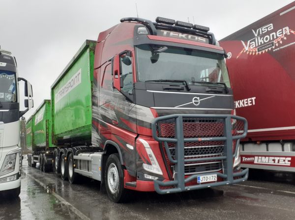 Tekosin Volvo FH
Tekos Oy:n Volvo FH täysperävaunuyhdistelmä.
Avainsanat: Tekos Volvo FH ABC Hirvaskangas Transpoint