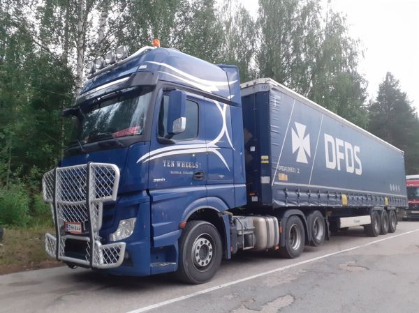 Then Wheelsin MB 2651 Actros
Then Wheels Oy:n MB 2651 Actros puoliperävaunuyhdistelmä.
Avainsanat: Then Wheels MB 2651 Actros Shell Hirvaskangas