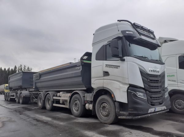 Tierakenteen Iveco S-Way
Tierakenne Oy:n Iveco S-Way sorayhdistelmä.
Avainsanat: Tierakenne Iveco S-Way ABC Hirvaskangas
