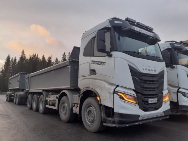 Tierakenteen Iveco S-Way
Tierakenne Oy:n Iveco S-Way sorayhdistelmä.
Avainsanat: Tierakenne Iveco S-Way ABC Hirvaskangas
