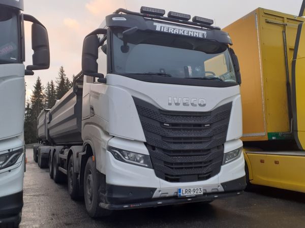 Tierakenteen Iveco S-Way
Tierakenne Oy:n Iveco S-Way sorayhdistelmä.
Avainsanat: Tierakenne Iveco S-Way ABC Hirvaskangas James