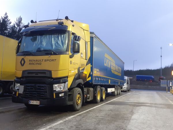 Tiirismaan Liikenteen Renault
Tiirismaan Liikenne Oy:n Renault puoliperävaunuyhdistelmä.
Avainsanat: Tiirismaan-Liikenne Renault ST1 Hirvaskangas LKW-Walter