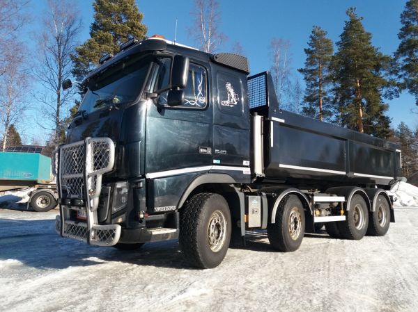 R Tiittasen Volvo FH16
R Tiittanen Oy:n Volvo FH16 sora-auto.
Avainsanat: Tiittanen Volvo FH16