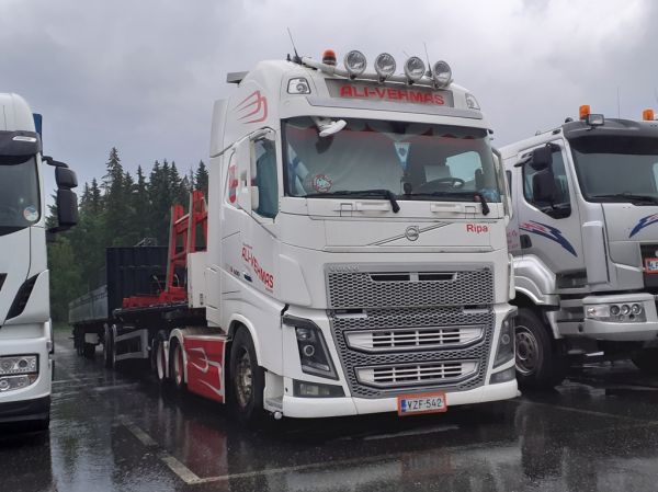 Tilausliikenne Ali-Vehmaksen Volvo FH16
Tilausliikenne Ali-Vehmas Ay:n Volvo FH16 b-juna.
Avainsanat: Ali-Vehmas Volvo FH16 ABC Hirvaskangas B-juna Ripa